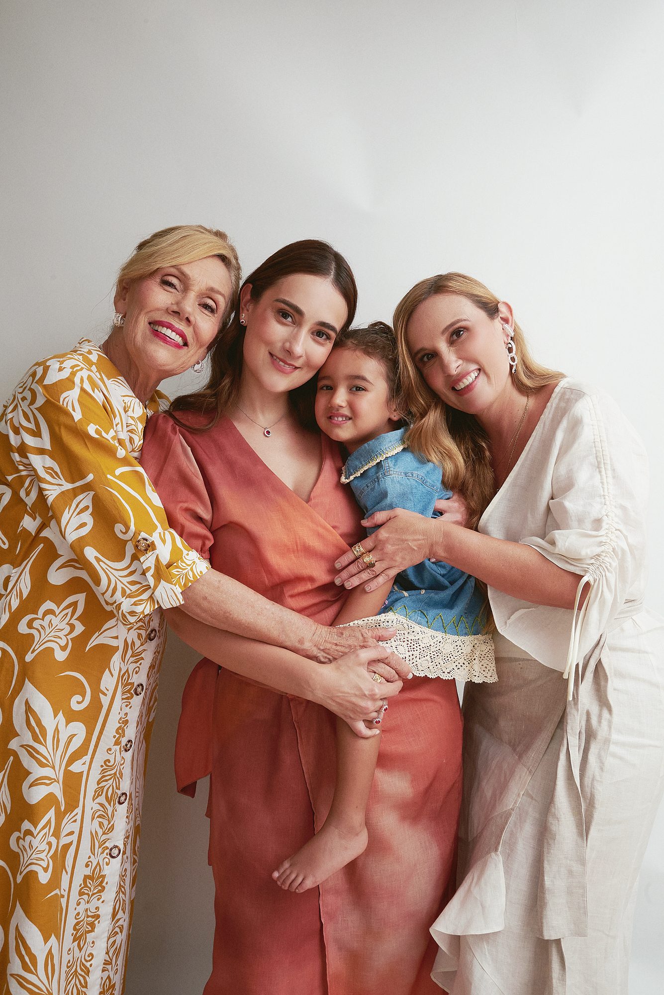 Tres generaciones de mujeres con joyas Alejandra Vergel