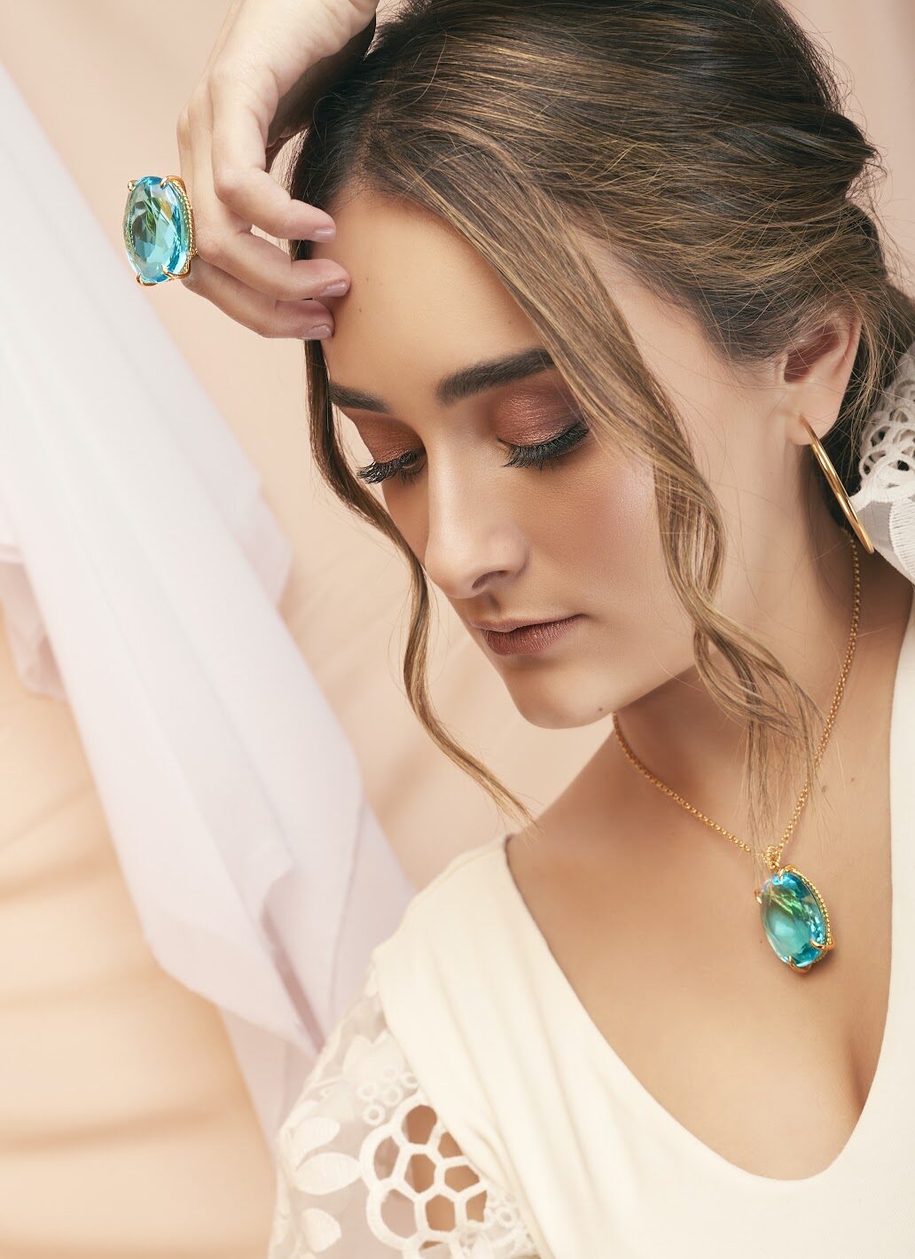 Anillo con topacio azul en oro