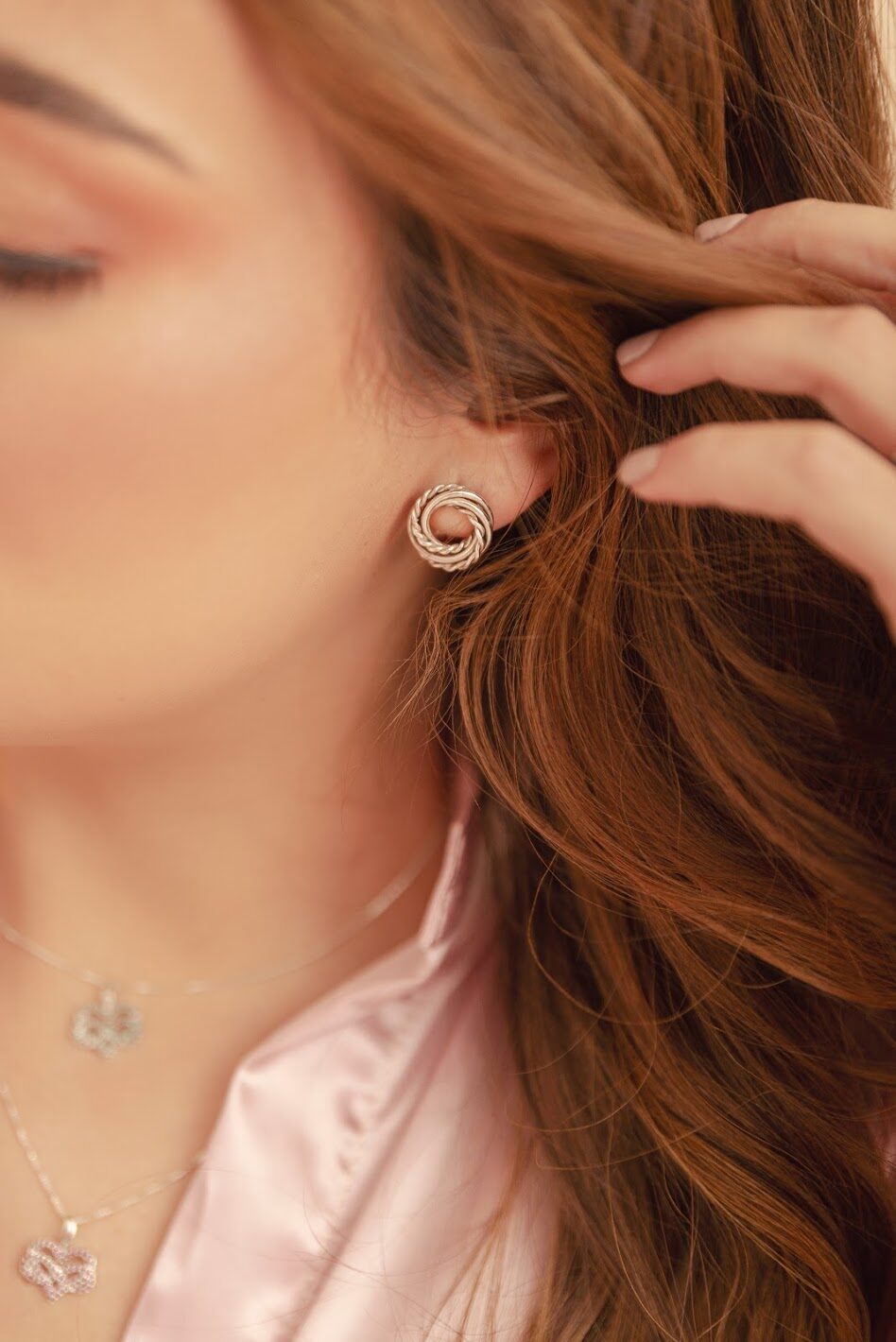 Arete entorchado en plata sobre modelo